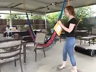 Une jolie brunette en jeans moulant