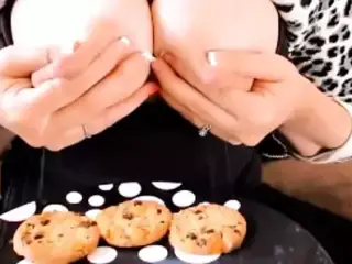 Tit milk and cookies