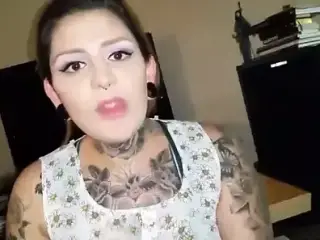 Tatted chick sucks dick