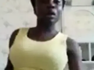 Une blackette en short fait danser ses gros nichons