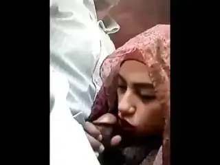 ARAB HIJAB SUCK IN CAR