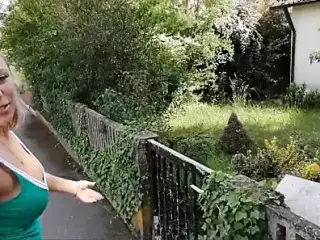 Rauchernutte melkt Schwanz am Ortseingang!