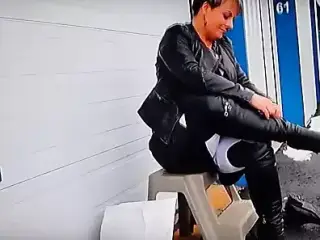 Mistress test ses nouvelles bottes