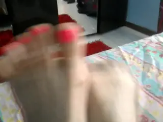 MANYA E I SUOI PIEDINI SMALTATI