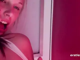 Minka macht Krissi den Berliner Curry -Stripe Tease