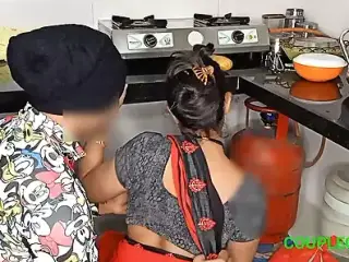 Komal ke par unki kamvali sath kichen k niche chup kar chudai suri thi