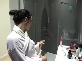 Showering MILF does not mind the camera