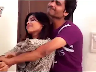 Desi Poonam ko padosi ne bra dene ke bahane choda