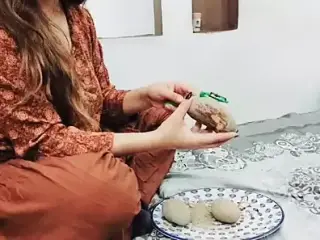 Desi Aunty Fucked And Sucked While Peeling Potatoes With Clear Hindi Audio