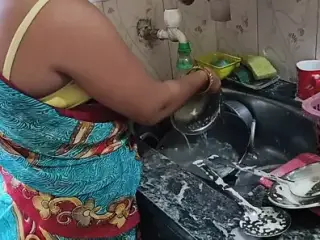 Bartan dho rahi Kamwali Bai ko sahab ne choda