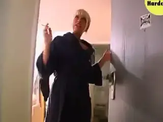 Auf Hausbesuch bei Nutte Sandra sie empfaengt taeglich mehrere Kunden