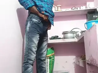 Pakinti aunty ki pilichi kitchen lo thisukelli dengani