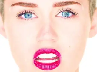 Miley Cyrus - Wrecking Ball