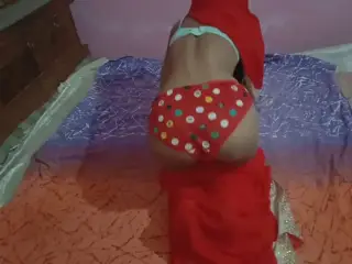 Porn dekh ke bhabhi se control nahi huwa chut se pesab nikal diya