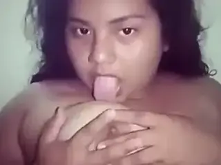 Chava de 18 ense?a sus tetas
