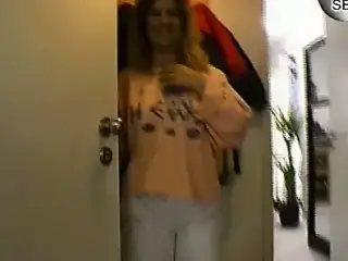 Blonde Mutter besorgt es sich in der Dusche