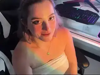 MY BOYFRIEND TEACHES ME HOW TO PLAY BUT I ONLY KNOW HOW TO PLAY WITH HIS COCK