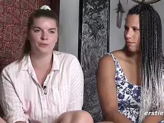 Lena S. und Natascha bringen sich gegenseitig zum Orgasmus bei intensivem Lesbensex