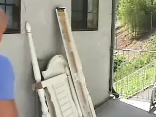 Blondes Tittenwunder steht auf Analsex