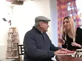 Femme de menage reconforte un ancien