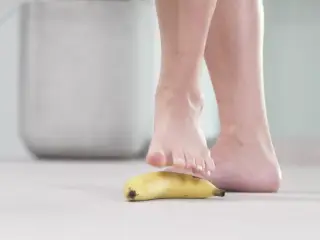 4K HOT FOOTFETISH! Crushing fruits with bare feet and high heels!