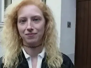 Junges Teen reitet wie eine Herrin