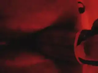 Ela e a Corgete Gigante
