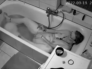 Cam catches milf masterbating in the tub while video chatting