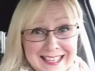 BLONDE MILF SHOWS CLEAVAGE