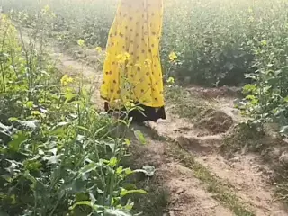 Mamta bhabhi ko khet me le jakar doggystyle me choda outdoor