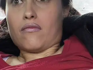 Anhalterin mitgenommen und beim pissen zugeschaut