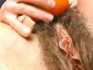 Kranke Hausfrau steckt sich alles rein was sie findet