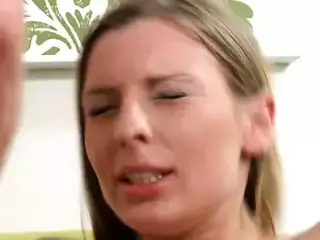 Sie laesst sich von Freunden des Vaters hart anal ficken