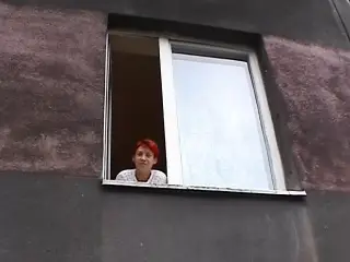 Nutte sucht ficker aus dem Fenster