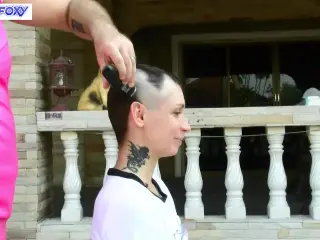 Behind the scenes: Lisa Fox shave her head. Music clip