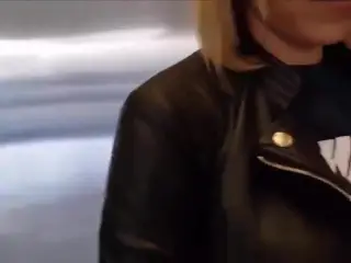 Blondine im Fahrstuhl gefickt