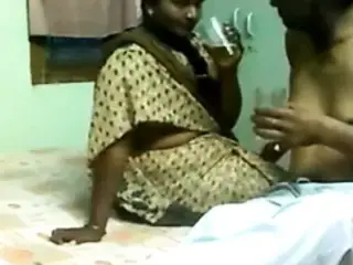 INDIAN MATURE ENJOYS SEX WITH CLIENT