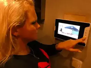 Nachbarin fuers Pakete annehmen gefickt