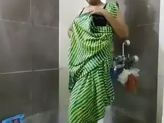 Bhabhi ji ne saare me kiya sexy dance