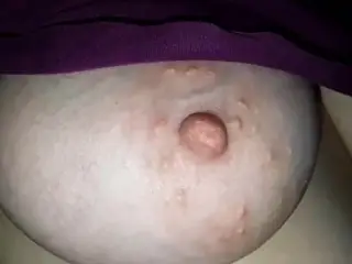 Caresses sensuelles sur ses seins moelleux