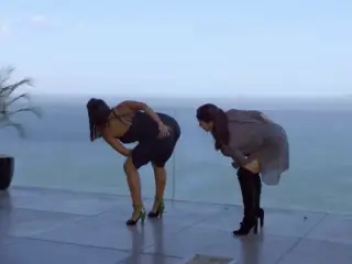 Anitta e Fernanda Souza fazendo quadradinho