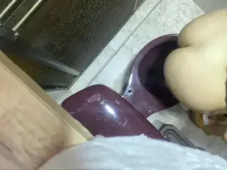 camera recording my stepsister's friend in the bathroom