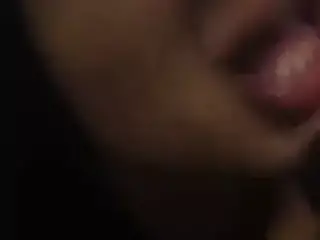 Une noire accepte de baiser dans les cages d'escaliers