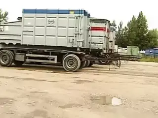 Mechanikerin zeigt was Sie hat