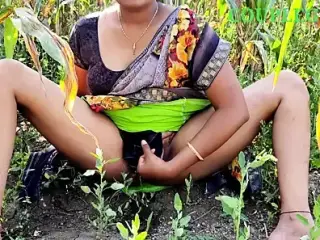 Khet chupke se fingering kar rahi thi maine dekha