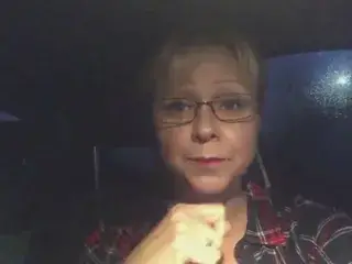 BLONDE MILF CLEAVAGE
