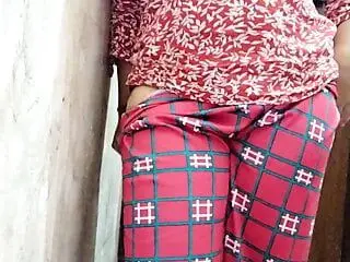 Newly married babhi ko nangi nahate hue dekha