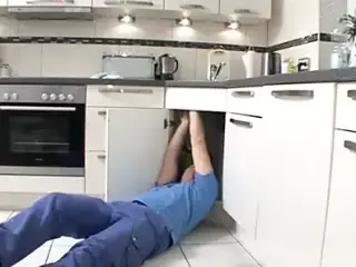 Sabine bezahlt Ihren Monteur mit einem Fick