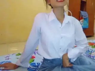 Silvana asks her stepsisters to go to school but ends up making love