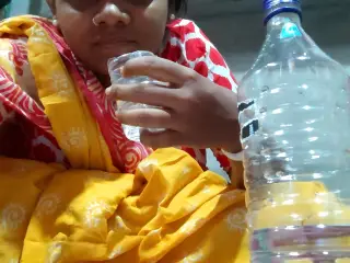 Bhabi ne pura desi ka bottle khali kor diya || Bhabhi ne pre desi bottle khali koradia || Body Ekta Bengaler Empty the bottle blank